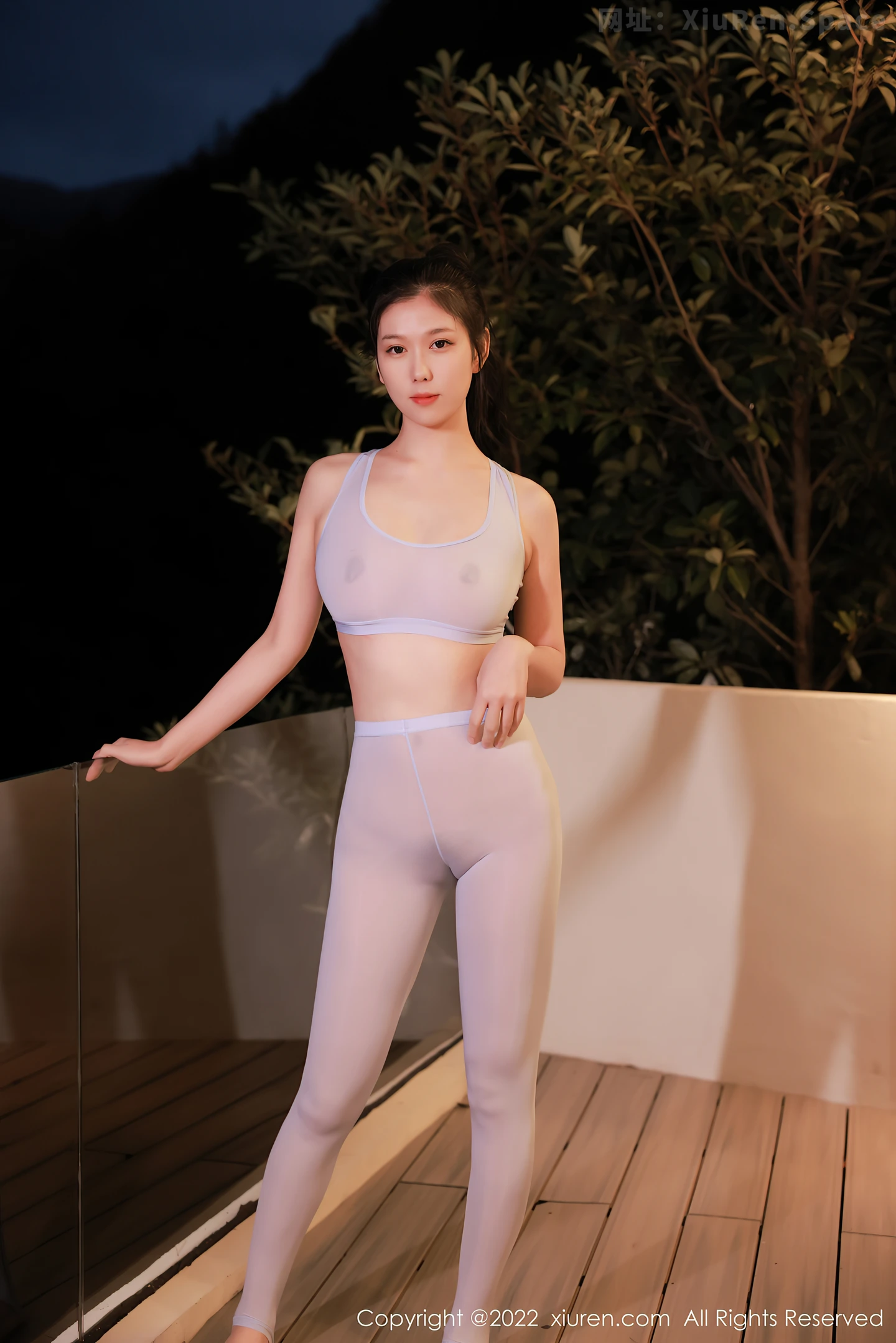 图片[4]-[XiuRen秀人网]VOL.4678 模特李雅柔182CM性感收身白色上衣配白丝裤袜秀翘臀诱惑写真51P-秀人网官方网站